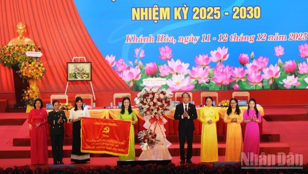 Đồng chí Nguyễn Khắc Hà - Phó Bí thư Tỉnh ủy, Chủ tịch Ủy ban Mặt trận Tổ quốc Việt Nam tỉnh Khánh Hòa tặng bức trướng chúc mừng của Tỉnh ủy cho Đại hội. 