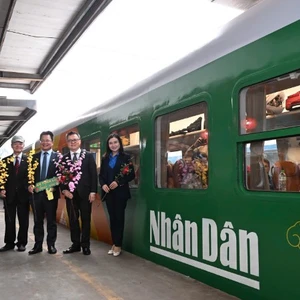 “Chuyến tàu Hạnh phúc” chính thức xuất phát từ Ga Hà Nội vào sáng 2/2. (Ảnh Thành Đạt)