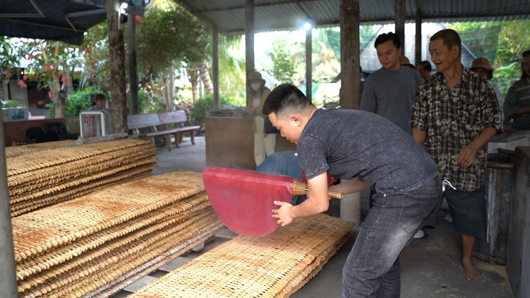 Du khách trải nghiệm tại lò hủ tiếu Chín Của. 1000016351.jpg