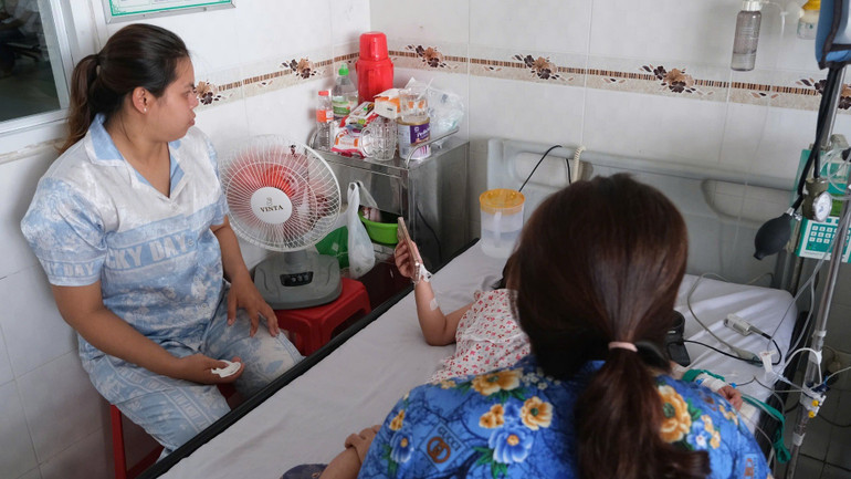 Phụ huynh tuyệt đối không được chủ quan khi con em có biểu hiện bệnh. 1000014247.jpg