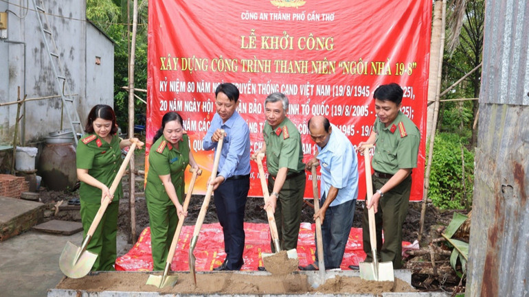 Lãnh đạo Công an Cần Thơ tại một buổi lễ khởi công xây dựng nhà cho chiến sĩ. 1000016730.jpg
