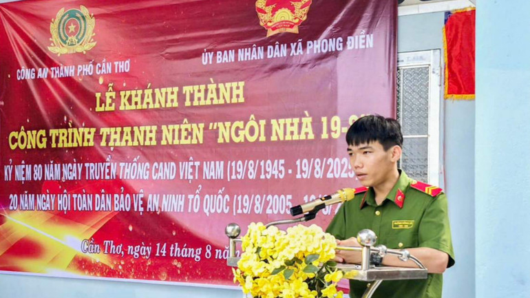 Được trao tặng mái ấm mới sẽ là động lực để các chiến sĩ rèn luyện, cống hiến sức trẻ. 1000016734.jpg