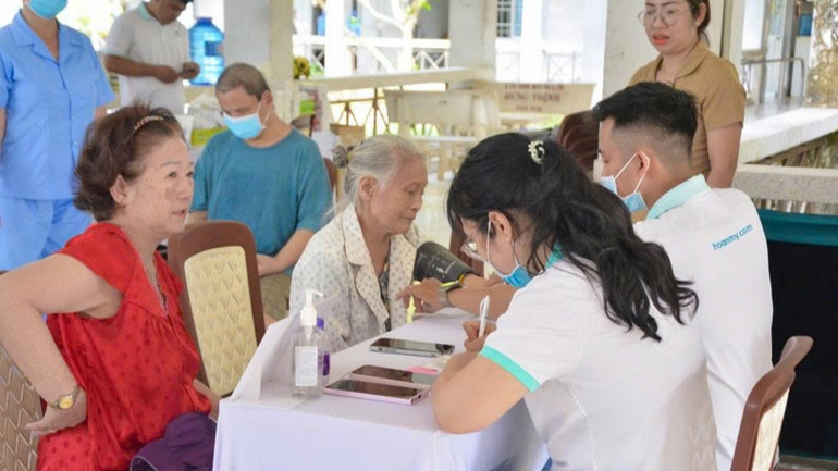 Các cụ được khám sức khỏe định kỳ đều đặn. 1000016142.jpg