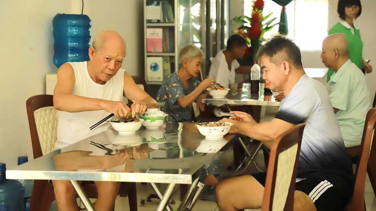 Bữa ăn của các cụ bảo đảm dinh dưỡng, phù hợp tuổi già. 1000016141.jpg