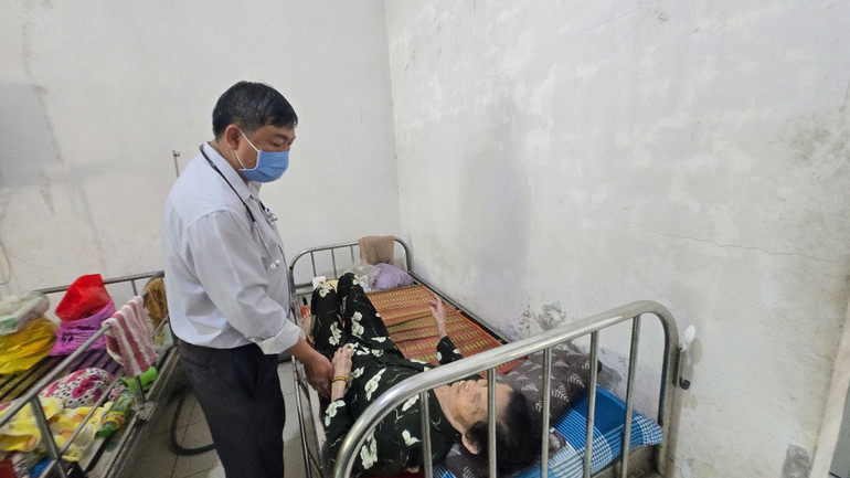 Bác sĩ Võ Đông hỏi han sức khỏe các cụ. 1000016144.jpg