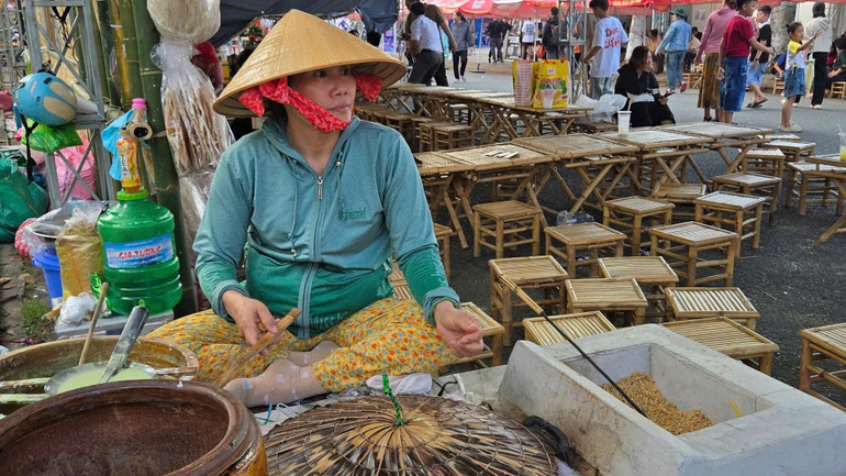 Trình diễn làm bánh thủ công của làng nghề tại một sự kiện văn hóa tại thành phố Cần Thơ. a68ffb8e-787c-4dda-84de-6d665473d4e8.jpg
