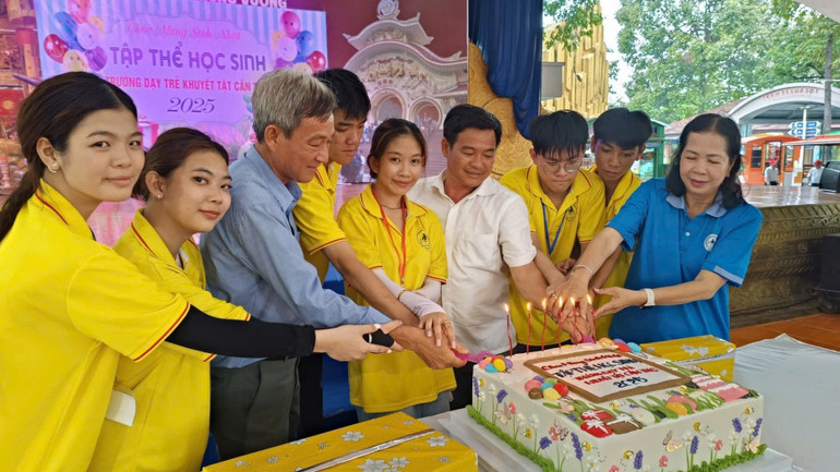 Một buổi sinh nhật tập thể được nhà trường tổ chức cho các em. 1000014879.jpg
