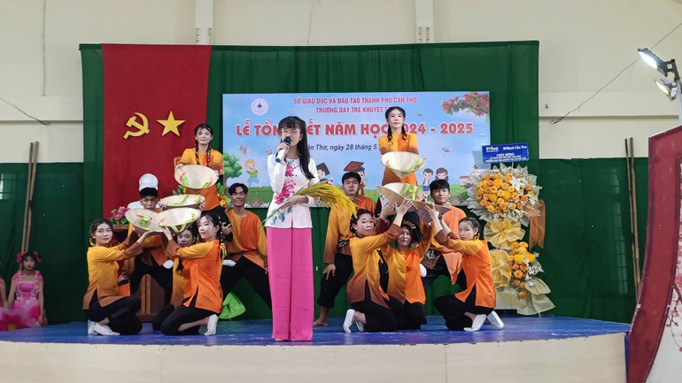 Một tiết mục biểu diễn của học sinh trong lễ tổng kết năm học vừa qua. 1000014877.jpg