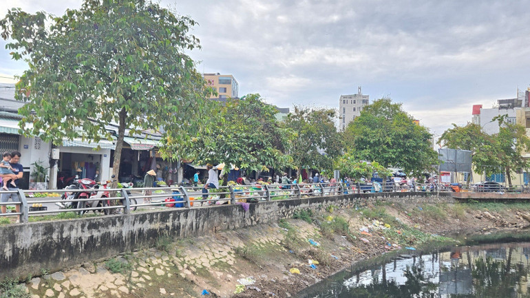 Người dân họp chợ ở bờ rạch Tham Tướng. 1000014865.jpg