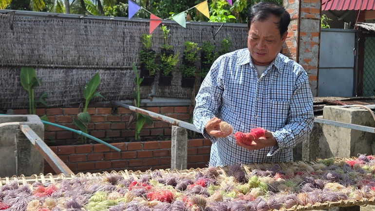 Một cơ sở sản xuất tại làng nghề hủ tiếu Cái Răng tích cực quảng bá sản phẩm trên nền tảng số. 1000013423.jpg