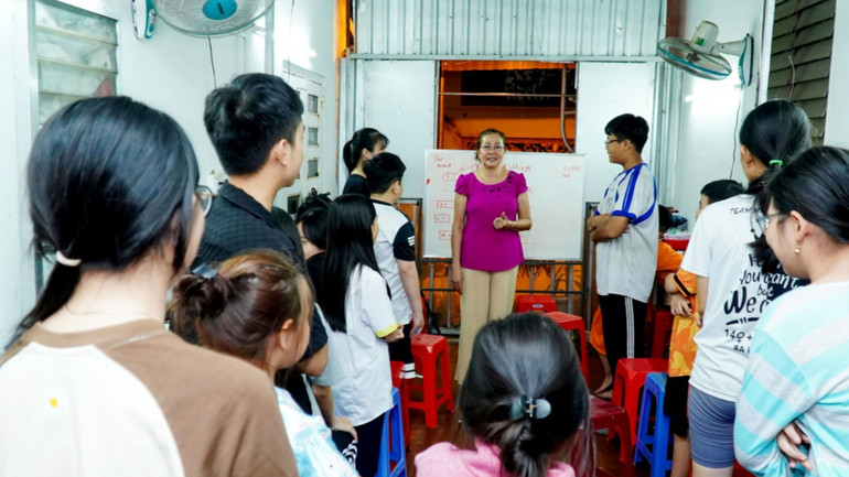 Một lớp học miễn phí do cô Uyên giảng dạy. 1000014599.jpg
