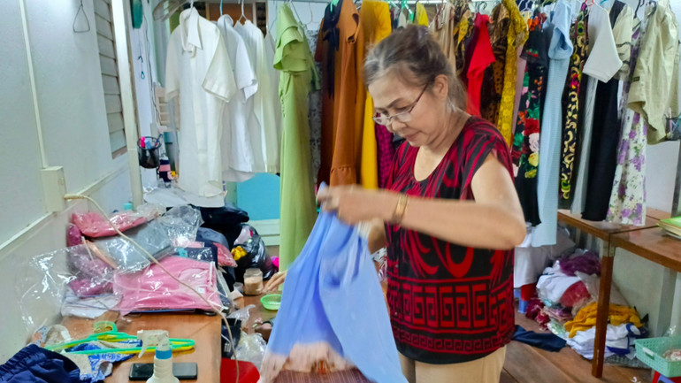 Cô Mỹ Uyên chuẩn bị quần áo cho một chương trình từ thiện. 1000014597.jpg