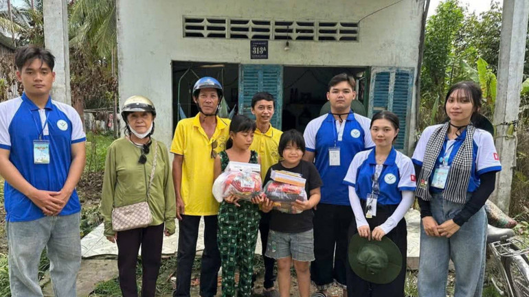 Thành viên Câu lạc bộ "Nụ cười Cần Thơ" tặng quà các em nhỏ hoàn cảnh khó khăn. 1000014594.jpg