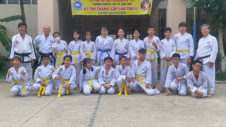 Các học sinh trong một buổi thi lên đai. 1000000228.jpg