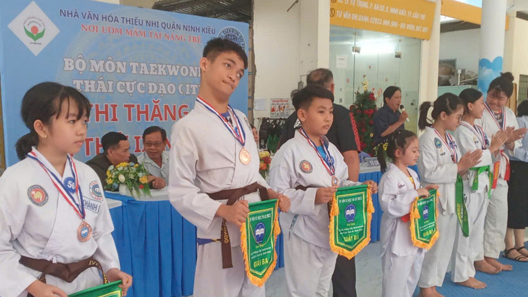 Học sinh của lớp võ đặc biệt đoạt giải trong một cuộc thi của thành phố Cần Thơ. 1000000229.jpg