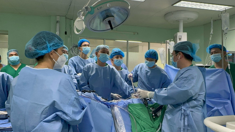 Ê-kíp thực hiện ca ghép thận đầu tiên tại Đồng bằng sông Cửu Long. 1000013938.jpg