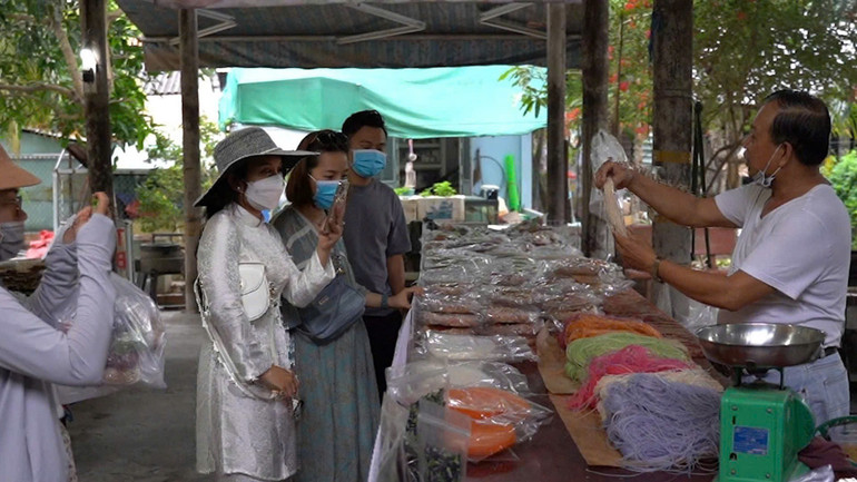Du khách tham quan làng nghề hủ tiếu Cái Răng. 1ca5ee84070a8e54d71b.jpg