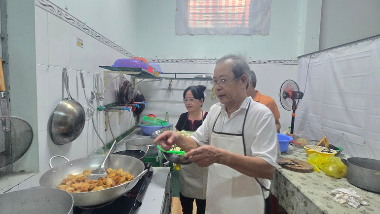 Các thành viên Hội Từ thiện và Bảo vệ quyền trẻ em thành phố Cần Thơ nấu bữa trưa tại quán. 1000016114.jpg