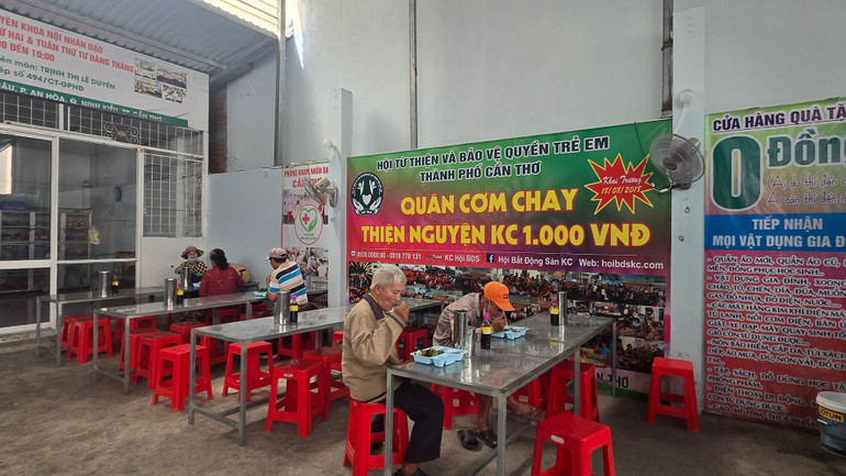 Thực khách ăn trưa tại quán. 1000016118.jpg