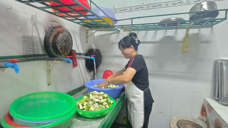 Công việc rất vất vả nhưng các tình nguyện viên luôn vui vẻ, gần gũi. 1000016115.jpg