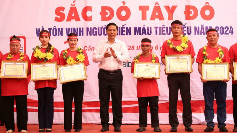 Lãnh đạo thành phố Cần Thơ biểu dương một số cá nhân hiến máu tiêu biểu năm 2024. 1000014025.jpg