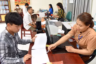 Cán bộ xã Kiên Mộc (huyện Đình Lập, tỉnh Lạng Sơn) hướng dẫn người dân làm các thủ tục hành chính. (Ảnh: KHÁNH AN) 