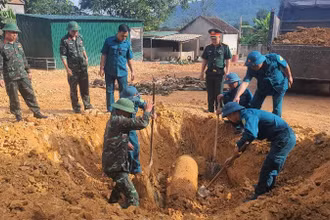 Quả bom nằm sâu dưới lòng đất khoảng 4m, cách nhà dân khoảng 50m và còn nguyên kíp nổ. (Ảnh: TRỌNG KIÊN)