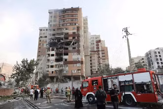 Một tòa nhà ở thủ đô Tehran (Iran) hư hại sau đợt không kích.