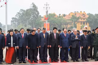 Các đồng chí lãnh đạo, nguyên lãnh đạo Đảng, Nhà nước thành kính tưởng nhớ công lao to lớn của Chủ tịch Hồ Chí Minh.