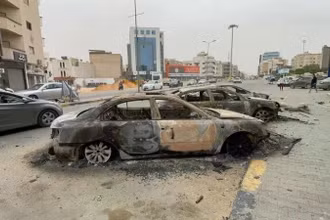 Phương tiện bị phá hủy sau cuộc đụng độ tại Tripoli, Libya. (Ảnh: THX/TTXVN) 