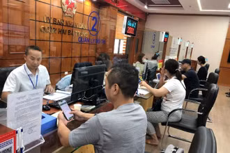 Cán bộ bộ phận Một cửa quận Hai Bà Trưng (Hà Nội) giải quyết thủ tục hành chính cho người dân. (Ảnh: BÍCH NGỌC) 