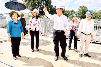 Lãnh đạo Mặt trận Tổ quốc Việt Nam thành phố Hồ Chí Minh (thời điểm trước khi vận hành bộ máy chính quyền địa phương 2 cấp) thực hiện hoạt động giám sát đối với các dự án hạ tầng trên địa bàn. 