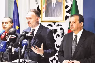 Các quan chức Algeria và EU họp báo.
