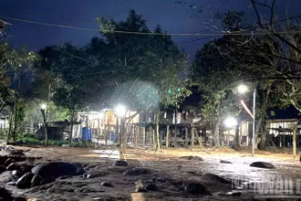 Lần đầu tiên sau hàng chục năm, bản Dốc Mây bừng sáng ánh điện. Dù mưa lạnh nhưng không gian của bản vẫn sáng lên niềm vui và niềm hy vọng về tương lai tươi sáng phía trước.