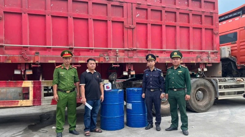 Phát Hiện 400 Lít Dầu Diesel Trong Ngăn Chứa Bí Mật Xe Đầu Kéo Tại Cửa Khẩu Lao Bảo