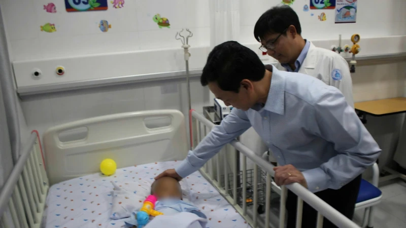 Bộ Y tế thăm bệnh nhi bị bạo hành, khởi tố vụ bé gái 4 tuổi tử vong