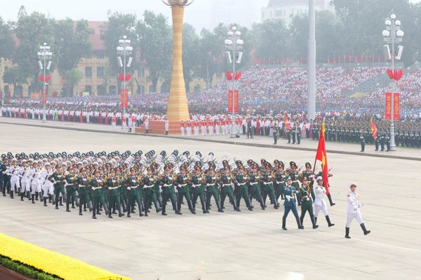 Khối danh dự 3 quân chủng: Hải quân-Lục quân-Không quân. (Ảnh: TTXVN)