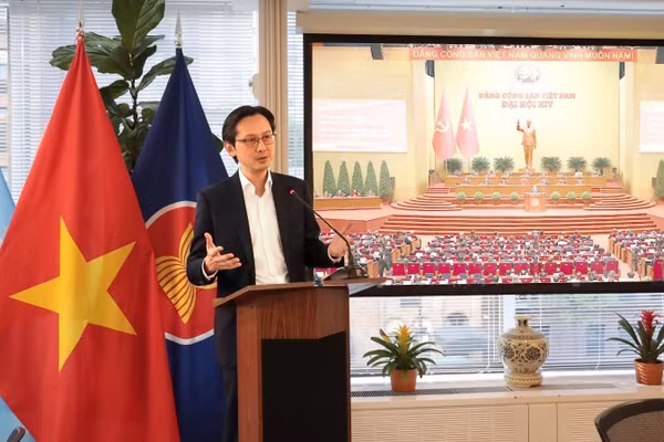 Đại sứ Đỗ Hùng Việt chủ trì buổi gặp mặt. (Ảnh: TTXVN)