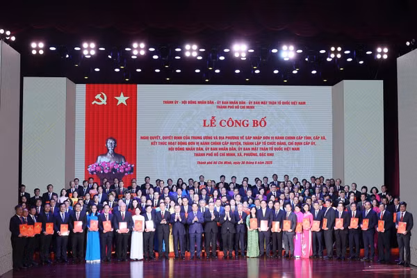 Tổng Bí thư, Chủ tịch nước Tô Lâm dự Lễ công bố các nghị quyết, quyết định về sáp nhập đơn vị hành chính tại TP Hồ Chí Minh, ngày 30/6/2025. Ảnh: TTXVN
