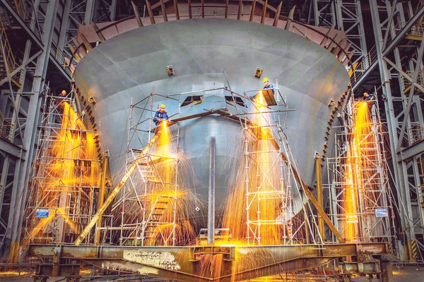 Ngành đóng tàu Việt Nam vươn ra “biển lớn”. Ảnh: THÀNH ĐẠT