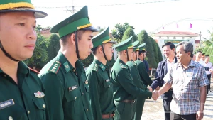 Đồng chí Hồ Văn Niên, Ủy viên Trung ương Đảng, Bí thư Tỉnh ủy Quảng Ngãi đến thăm cán bộ, chiến sĩ Đồn Biên phòng Lý Sơn.