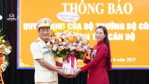 Đồng chí Bùi Thị Quỳnh Vân, Ủy viên Trung ương Đảng, Bí thư Tỉnh ủy, Chủ tịch Hội đồng nhân dân tỉnh Quảng Ngãi tặng hoa chúc mừng Đại tá Hồ Song Ân được điều động, giữ chức vụ Giám đốc Công an tỉnh Quảng Ngãi.