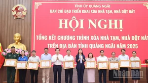 Lãnh đạo tỉnh Quảng Ngãi tặng Ngãi tặng Bằng khen cho các tập thể đã có thành tích trong thực hiện phong trào thi đua Chung tay xóa nhà tạm, nhà dột nát trên địa bàn tỉnh Quảng Ngãi.