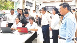 Tổ công tác số 1 khảo sát buổi vận hành thử nghiệm mô hình chính quyền địa phương cấp xã tại trụ sở Ủy ban nhân dân phường Bình Thới. (Ảnh MẠNH HẢO)