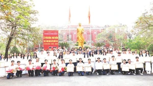 Các em đoạt giải học sinh giỏi cấp quốc gia của Trường THPT chuyên Quốc Học - Huế được tuyên dương và khen thưởng.