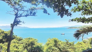 Vẻ đẹp hoang sơ của hòn Sơn Chà.