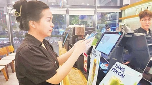 Người tiêu dùng thanh toán dịch vụ ăn uống qua tài khoản của doanh nghiệp. (Ảnh THẾ ANH)