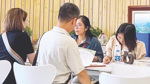 Giáo viên các trường THPT tại Hà Nội tư vấn cho phụ huynh lựa chọn tổ hợp các môn học cùng con.