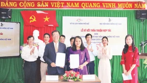 Hai đơn vị ký kết biên bản ghi nhớ hợp tác. (Ảnh HỮU PHÚC)