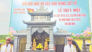 Bia tưởng niệm 93 liệt sĩ hy sinh gần chân cầu Câu Nhi, xã Nam Hải Lăng, tỉnh Quảng Trị.